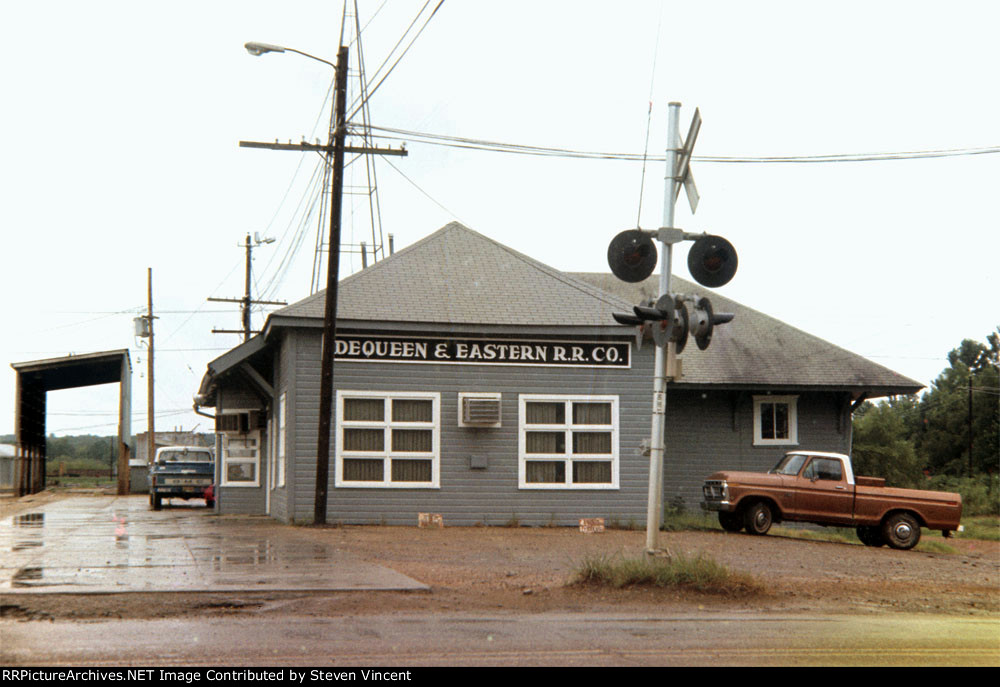 De Queen & Eastern depot.